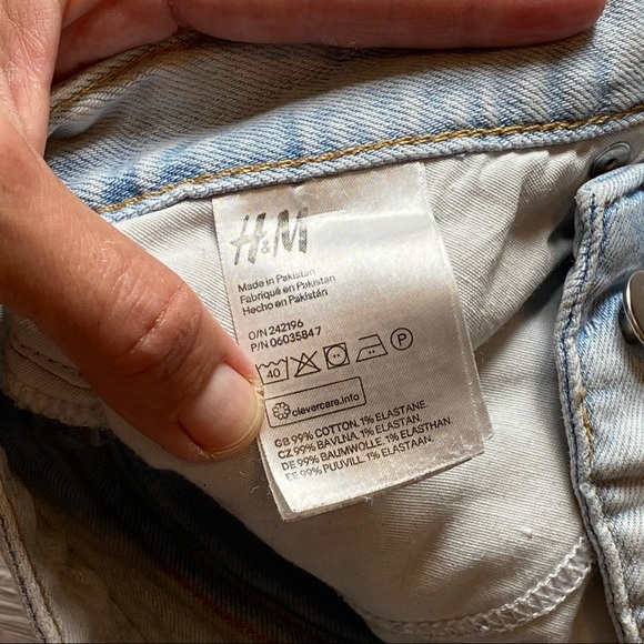 H&M • Distressed Jean Shorts • Size 6 • Light Denim with Frayed Hems - Picture 9 of 12